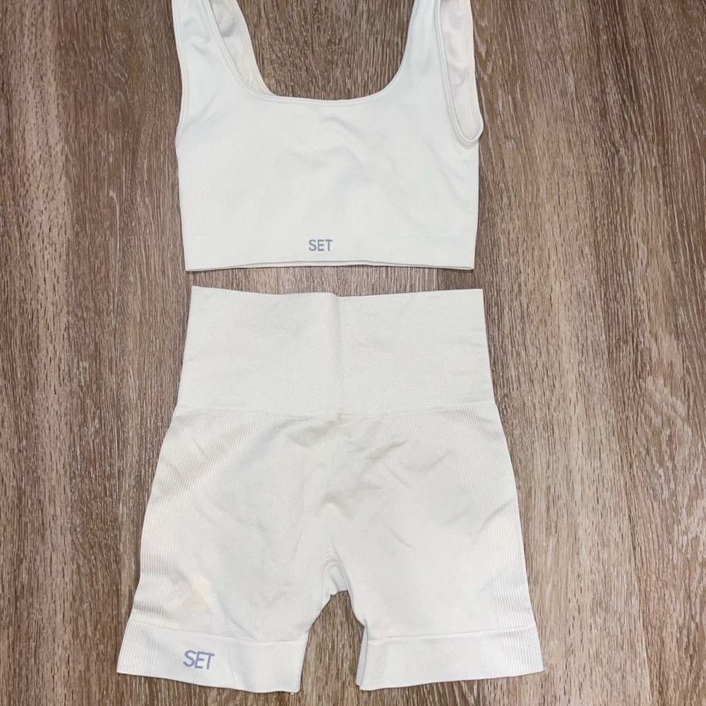 Set Active Sculptflex Box Cut Bra (S) and Biker shorts (XS) in color ‘Oat Milk’